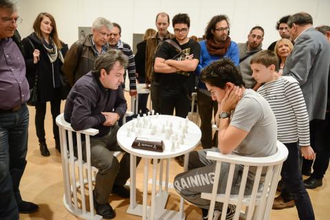 Concours d'échecs pendant l'exposition Yoko Ono