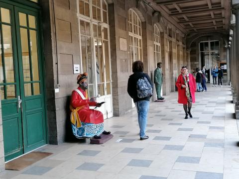 Vue d'exposition hors les murs dans un lycée