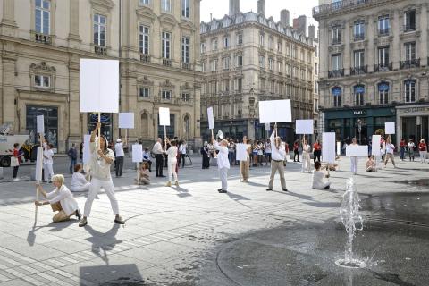 Vue de la performance Blank placard dance